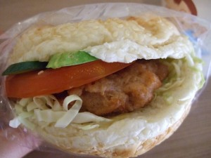 素食のハンバーガー 素食のハンバーガー。お肉っぽいのはグルテンで作った肉もどき。