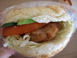 素食のハンバーガー。お肉っぽいのはグルテンで作った肉もどき。