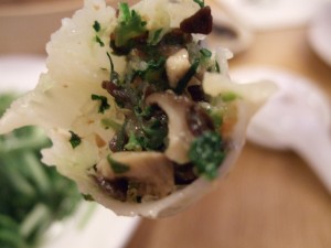 素食小龍包 鼎泰豊の素食小龍包。中身はこんな感じ。お肉を使っていないのにジューシーでした。